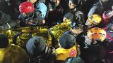 Спасенная из-под завалов женщина в турецком городе Шанлыурфа