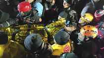 Спасенная из-под завалов женщина в турецком городе Шанлыурфа