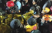 Un miracolo si è compiuto: una donna è stata estratta viva dalle macerie nella città turca di Diyarbakir. (7.2.2023)