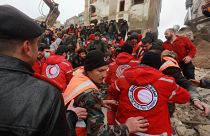 فرق الإنقاذ السورية تبحث عن ضحايا وناجين تحت أنقاض مبنى منهار في مدينة حلب إثر زلزال قاتل في 6 فبراير/شباط 2023.