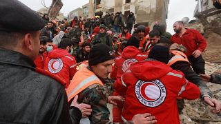 فرق الإنقاذ السورية تبحث عن ضحايا وناجين تحت أنقاض مبنى منهار في مدينة حلب إثر زلزال قاتل في 6 فبراير/شباط 2023.