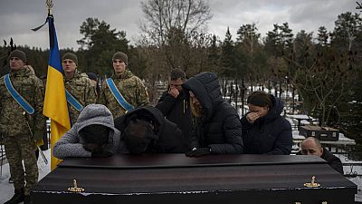 Hozzátartozók egy ukrán katona koporsója mellett, aki január 17-én halt meg a Bahmut környéki harcokban