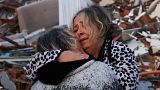 سيدتان تحضنان بعضهما وتبكيان في منطقة حطاي بعد أن ضرب الزلزال منتطق جنوبي تركيا وشمالي غرب سوريا
