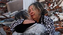 سيدتان تحضنان بعضهما وتبكيان في منطقة حطاي بعد أن ضرب الزلزال منتطق جنوبي تركيا وشمالي غرب سوريا