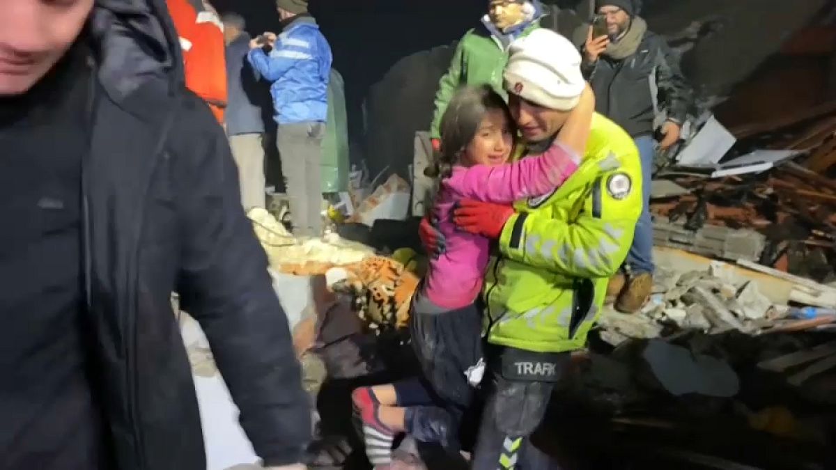 طفلة تركية أنقذتها فرق الدفاع المدني في مدينة هطاي التركية بعد أن كانت عالقة تحت أنقاض بيت تهدم إثر الزلزال