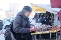 Konzervet nézeget egy idős férfi a cseljabinszki piacon 2023. február 3-án