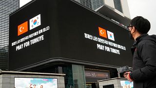 Güney Kore'nin başkenti Seul'de bir bilboarda Türkiye'ye yardım kampanyası yansıtıldı