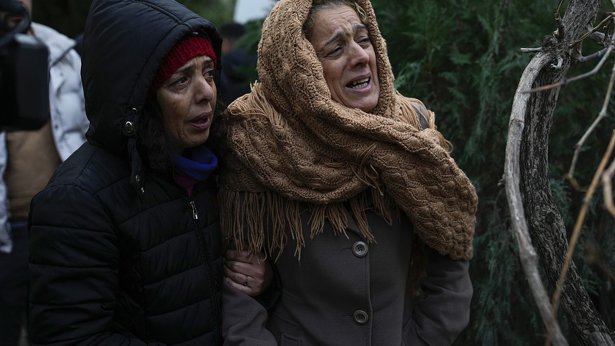 الناجون من الزلزال في تركيا وسوريا خائفون وقلقون على أحبائهم الذين ما زالوا مفقودين وعالقين تحت الأنقاض