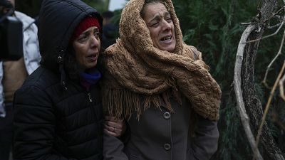 الناجون من الزلزال في تركيا وسوريا خائفون وقلقون على أحبائهم الذين ما زالوا مفقودين وعالقين تحت الأنقاض