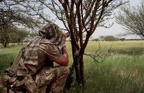 أحد أفراد قوة تاكوبا الجديدة يقوم بالمراقبة خلال دورية مع قوات من مالي قرب الحدود مع النيجر عام 2021