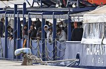 Des demandeurs d'asile à bord d'un bateau de l'ONG SOS Humanitarian