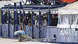 Ein Rettungsschiff einer deutschen Hilfsorganisation mit Flüchtlingen im sizilianischen Hafen Catania.