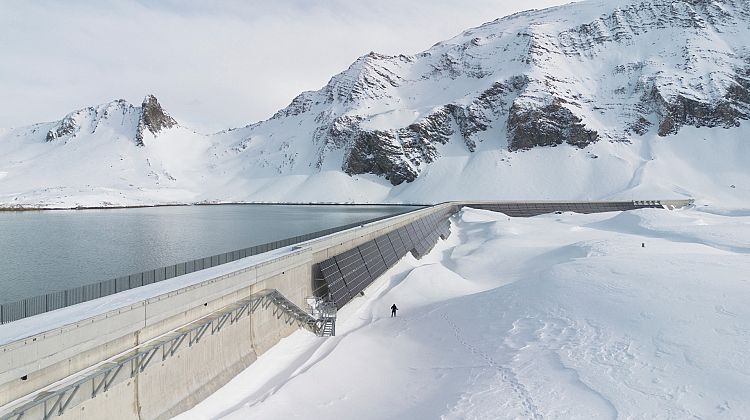 5000 solar panels added to Switzerland's long dam