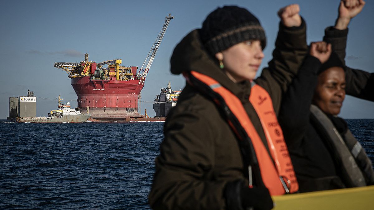 Des militants de Greenpeace participent à une action sur une plateforme Shell, France, le 6 février 2023.