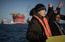 Des militants de Greenpeace participent à une action sur une plateforme Shell, France, le 6 février 2023.