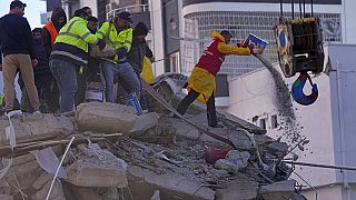 Σωστικά συνεργεία αναζητούν επιζώντες κάτω από τα συντρίμμια στα Άδανα της Τουρκίας μετά τον μεγάλο σεισμό