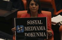 نائبة تركية ترفع لافتة كتب عليها "لا تلمس وسائل التواصل الاجتماعي الخاصة بي" احتجاجًا على تصويت في البرلمان في هذا الخصوص- أنقرة. 2022،10،11