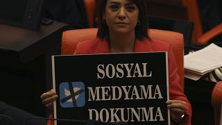 نائبة تركية ترفع لافتة كتب عليها "لا تلمس وسائل التواصل الاجتماعي الخاصة بي" احتجاجًا على تصويت في البرلمان في هذا الخصوص- أنقرة. 2022،10،11