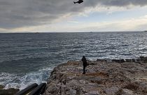 مروحيات تشارك في عمليات بحث عن مهاجرين مفقودين فوق بحر إيجه بالقرب من جزيرة ليسبوس الشمالية الغربية باليونان. 2023/02/07