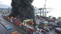 الدخان يتصاعد جراء احتراق الحاويات في ميناء بلدة إسكندرونة التي ضربها الزلزال جنوب تركيا. 2023/02/07