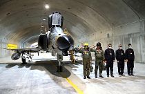 طائرة عسكرية تظهر في قاعدة عقاب 44، أول قاعدة جوية تحت الأرض كشفت إيران عنها النقاب. 2023/02/07