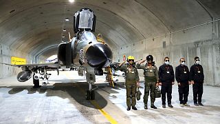 طائرة عسكرية تظهر في قاعدة عقاب 44، أول قاعدة جوية تحت الأرض كشفت إيران عنها النقاب. 2023/02/07