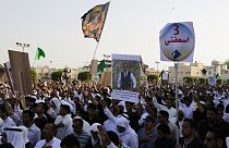  صورة من الارشيف- سعوديون يستنكرون الهجمات الانتحارية على مساجد شيعية في المملكة، يسيرون في موكب جنازة، السعودية 30 مايو 2015 .