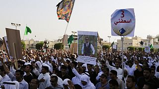  صورة من الارشيف- سعوديون يستنكرون الهجمات الانتحارية على مساجد شيعية في المملكة، يسيرون في موكب جنازة، السعودية 30 مايو 2015 .