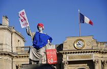   التمثال الذي يمثل القانون مزخرف بملصق يطالب بالتقاعد في سن الستين بعد مظاهرة من قبل نشطاء خارج الجمعية الوطنية، باريس، فرنسا- 7 فبراير 2023 .