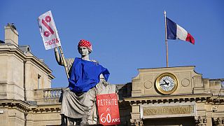   التمثال الذي يمثل القانون مزخرف بملصق يطالب بالتقاعد في سن الستين بعد مظاهرة من قبل نشطاء خارج الجمعية الوطنية، باريس، فرنسا- 7 فبراير 2023 .