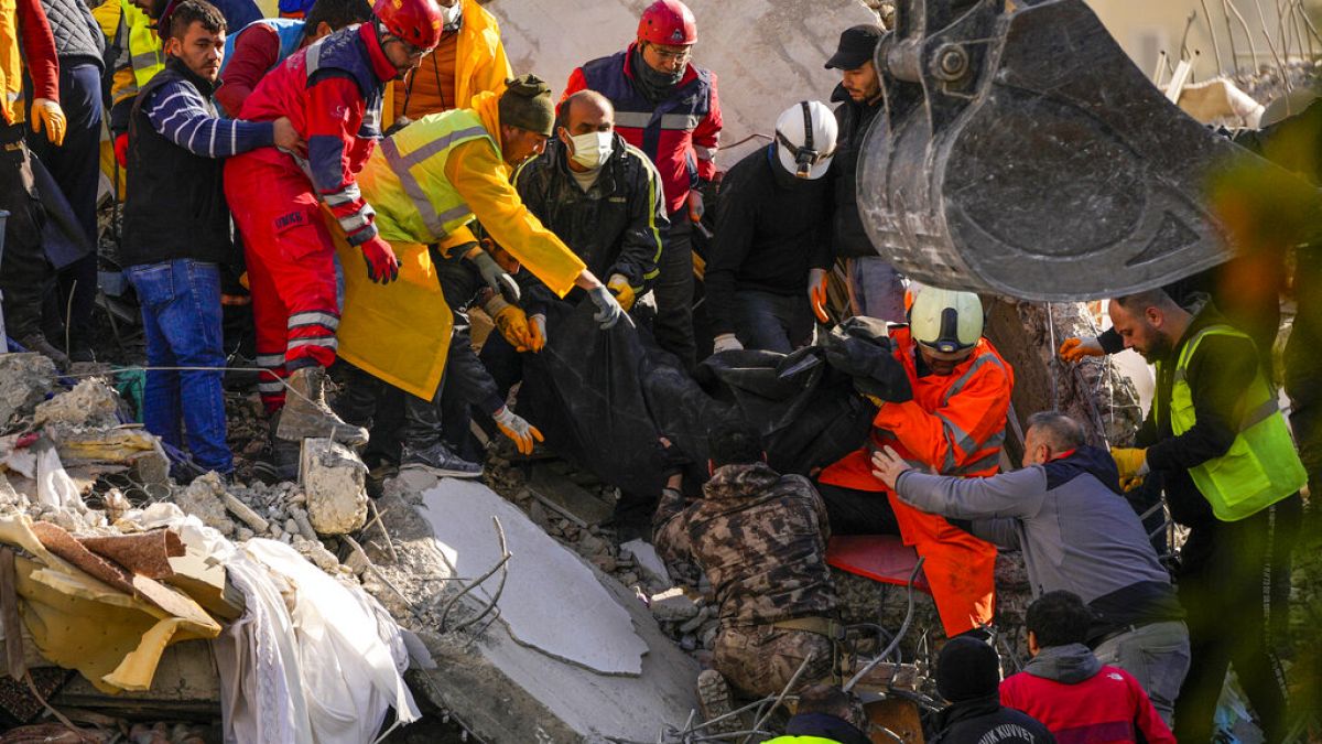 Σωστικά συνεργεία ανασύρουν σορούς από τα χαλάσματα στα Άδανα της Τουρκίας μετά τον φονικό σεισμό