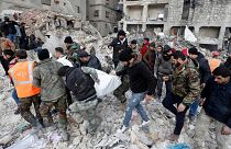 گروه‌های امدادی در حال انتقال یکی از مجروحان زمین‌لرزه در شهر حلب سوریه به تاریخ هفتم فوریه ۲۰۲۳.