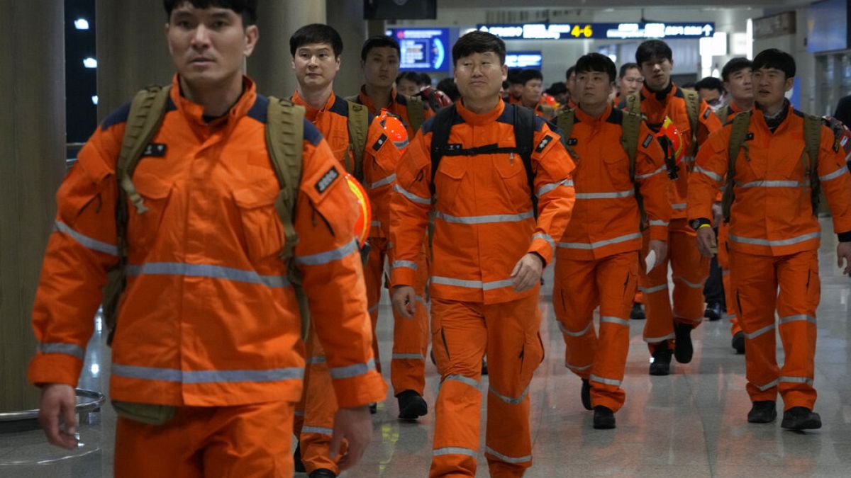 A dél-koreai mentőosztag indulás előtt