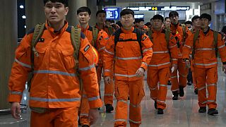 A dél-koreai mentőosztag indulás előtt