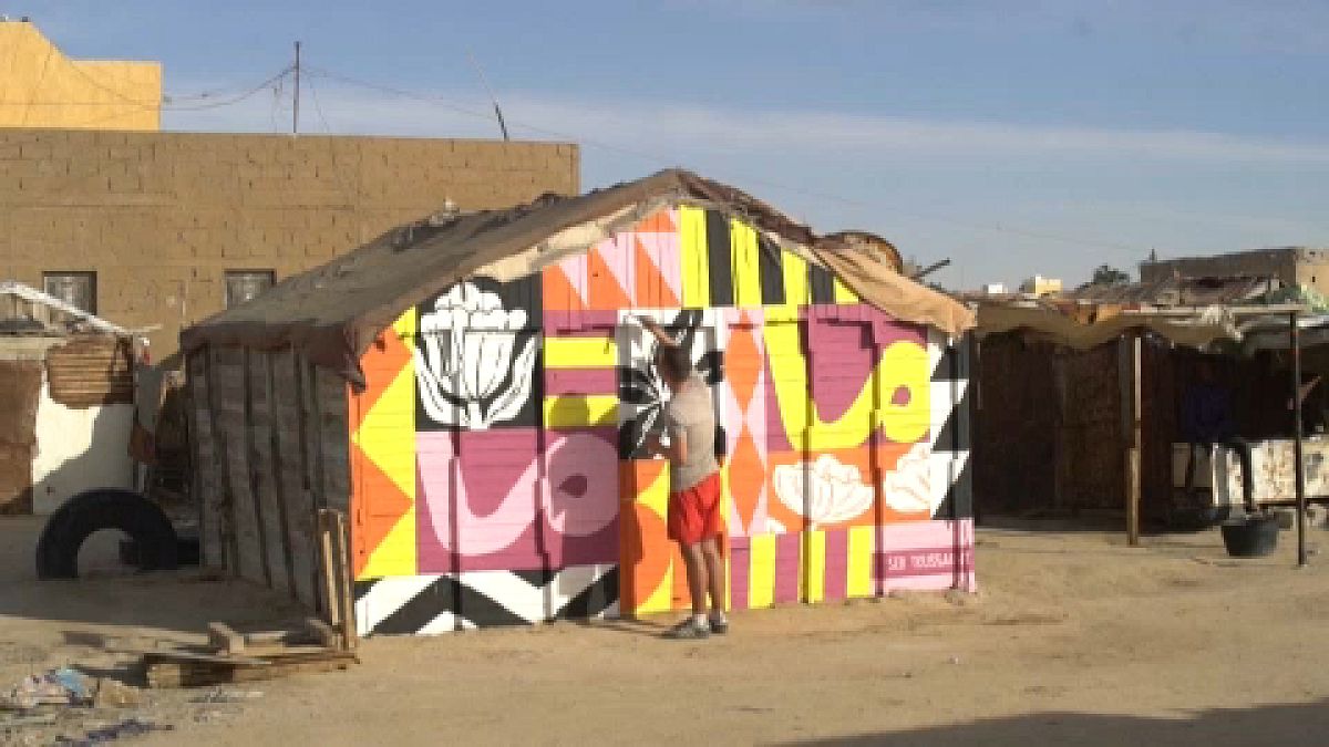 الفنان سيب توسان، البالغ 35 عاماً ينجز منشأة فنية تحمل في حي ترابي فقير على مشارف العاصمة الموريتانية نواكشوط.