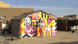 الفنان سيب توسان، البالغ 35 عاماً ينجز منشأة فنية تحمل في حي ترابي فقير على مشارف العاصمة الموريتانية نواكشوط.