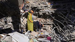 Διασώστες στα συντρίμμια μετά τον σεισμό στην νοτιοανατολική Τουρκία
