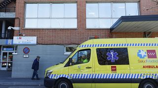 سيارة إسعاف متوقفة خارج مستشفى في مدينة مدريد، إسبانيا.