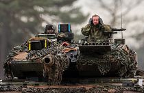 Boris Pistorius német védelmi miniszter egy Leopard 2A6 harckocsin a német hadsereg 203-as harckocsizó-zászlóaljánál tett láto
