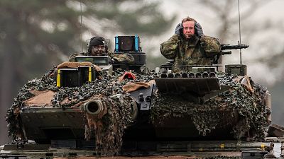 Le ministre allemand de la Défense Boris Pistorius sur un char