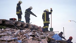 Des pompiers cherchent des survivants dans les décombres d'un bâtiment détruit, à Gaziantep, dans le sud-est de la Turquie, mercredi 8 février 2023.