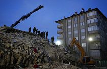 Πυροσβέστες αναζητούν ανθρώπους στα συντρίμμια ενός κατεστραμμένου κτιρίου, στο Γκαζιαντέπ της νοτιοανατολικής Τουρκίας