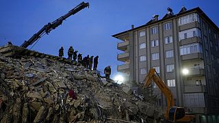 Πυροσβέστες αναζητούν ανθρώπους στα συντρίμμια ενός κατεστραμμένου κτιρίου, στο Γκαζιαντέπ της νοτιοανατολικής Τουρκίας