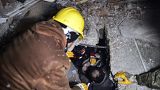 Спасение женщины из-под обломков рухнувшего здания в Эльбистане на юге Турции