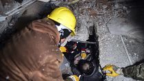 Спасение женщины из-под обломков рухнувшего здания в Эльбистане на юге Турции