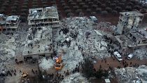 مبان مدمرة وعمليات إنقاذ بعد الزلازل بمدينة حلب في سوريا يوم الثلاثاء