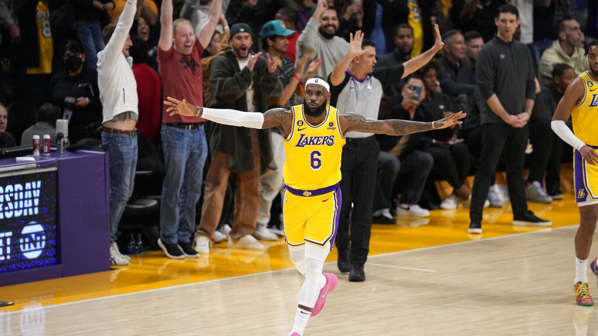 Форвард "Лос-Анджелес Лейкерс" ЛеБрон Джеймс стал лучшим бомбардиром в истории НБА 