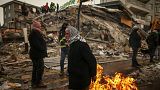 Utcai tüzeknél melegednek az emberek a törökországi Malatyában