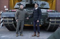 رئيس الوزراء البريطاني ريشي سوناك إلى جانب الرئيس الأوكراني فلوديمير زيلينسكي وخلفهما دبابة تشالنجر البريطانية - أرشيف