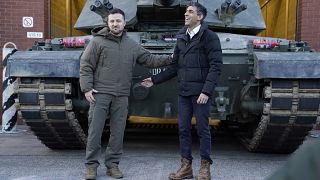 رئيس الوزراء البريطاني ريشي سوناك إلى جانب الرئيس الأوكراني فلوديمير زيلينسكي وخلفهما دبابة تشالنجر البريطانية - أرشيف